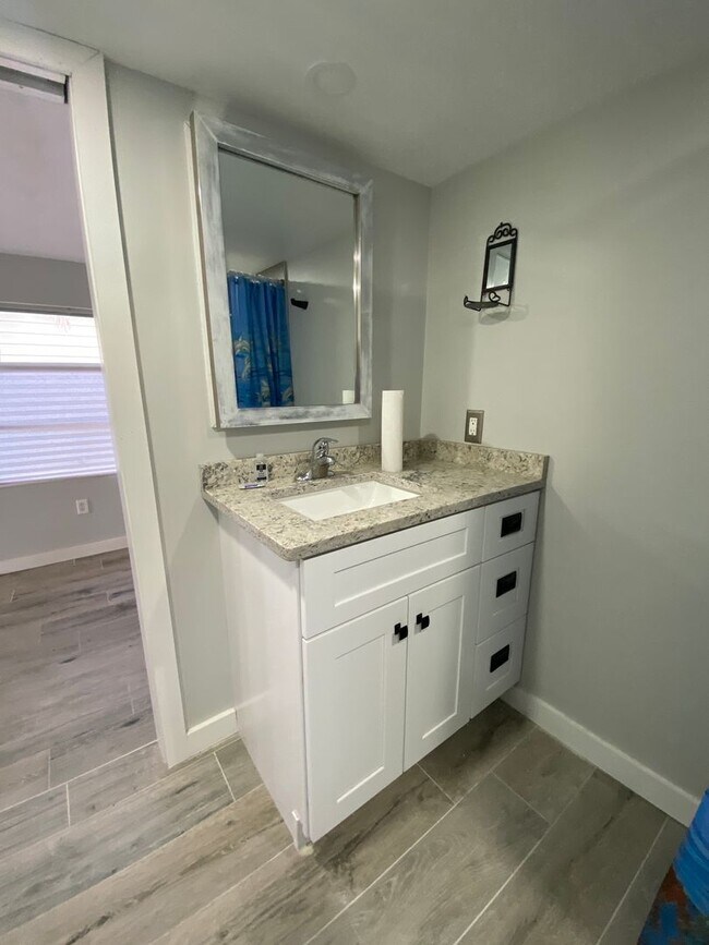 Building Photo - Island Living!