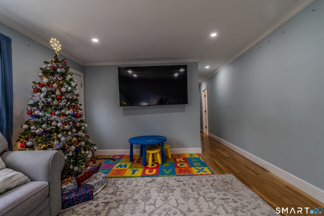 Building Photo - 24 Park Ln W