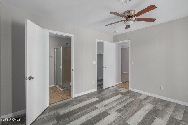 Building Photo - 653 W Guadalupe Rd