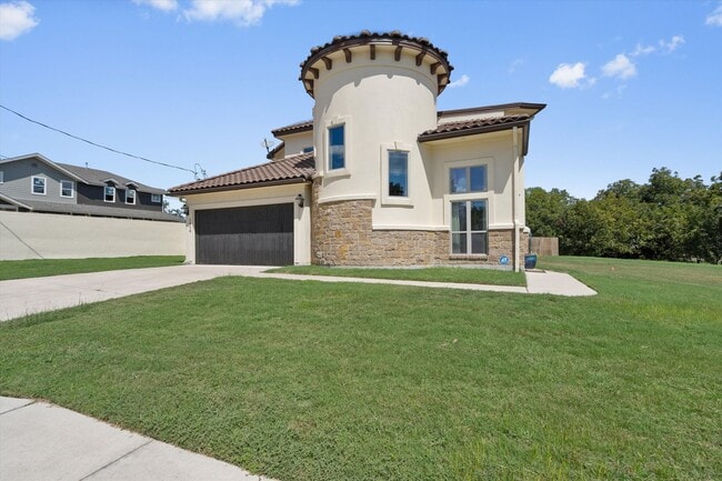 Building Photo - Modern Luxury Meets Austin Charm: 4 BR, 2.5 BA Gem
