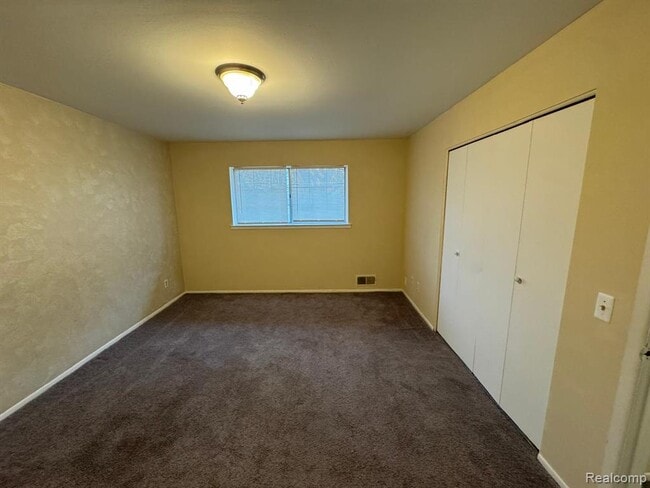 Building Photo - 587 E Fox Hills Dr