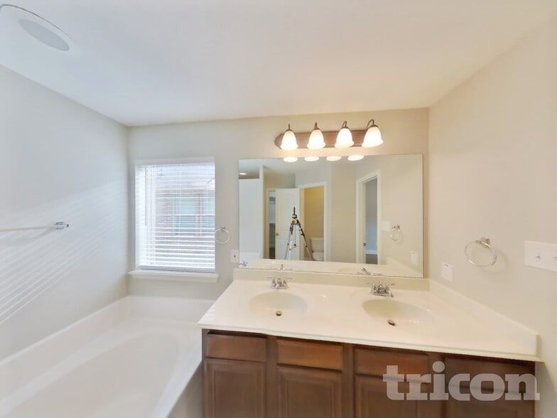 Building Photo - 5856 Burgundy Rose Dr