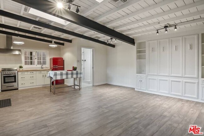 Building Photo - 362 Westbourne Dr