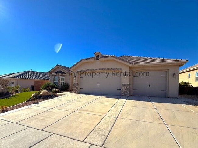 Building Photo - Gorgeous 3 bed, 3.5 bath 3 car garage home with views