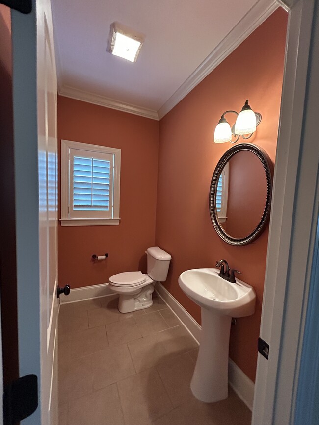 Building Photo - 1629 Brook Hollow Dr