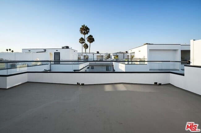 Building Photo - 735 N Gramercy Pl