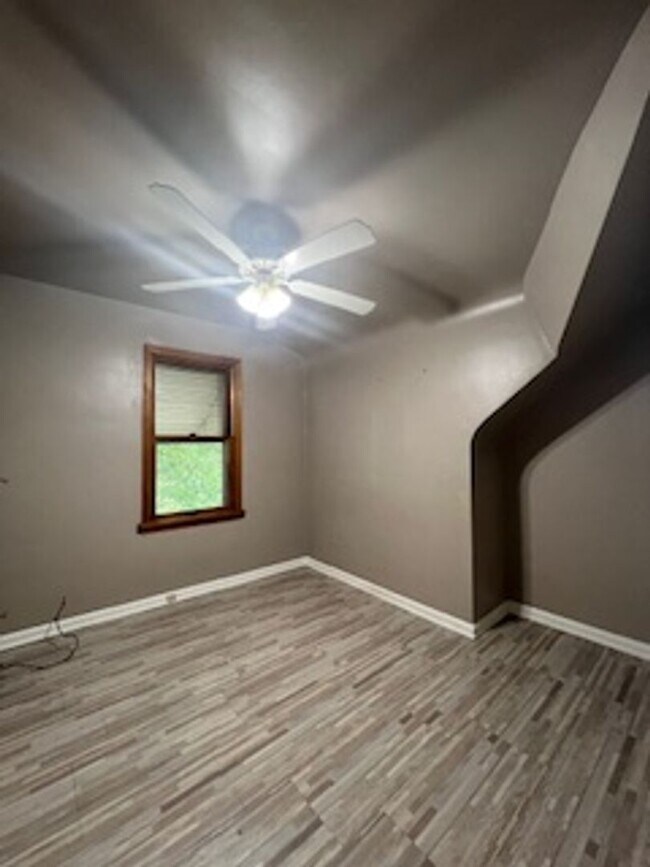 Building Photo - 871 E 232 St