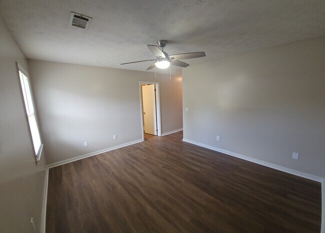 Building Photo - 5727 Lexington Dr