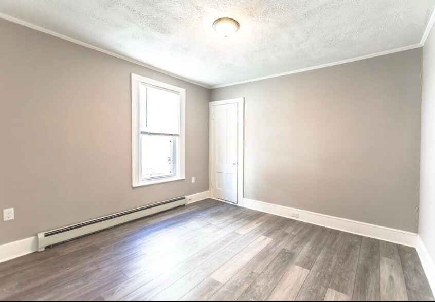 Building Photo - 562 Dubuque St