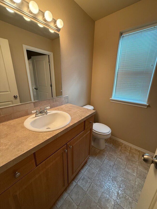 Building Photo - 2 Bed/1.5 Bath Townhome Near the Old Mill