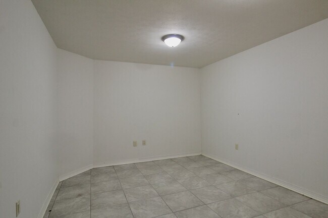 Building Photo - 3-Bedroom Townhome with Bonus Room, Large ...