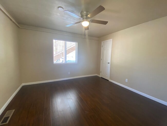 Building Photo - *utilities included* Three bedroom apartme...