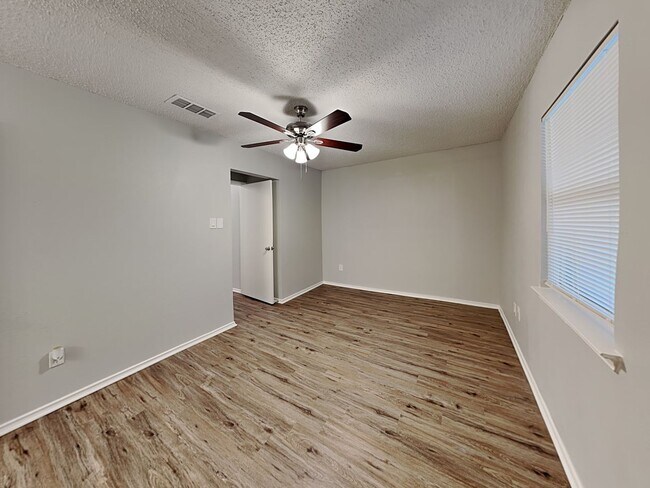 Building Photo - Coming Soon! 3 BR/2BA | Newly Renovated Single Family Home | Fenced backyard | In Mesquite