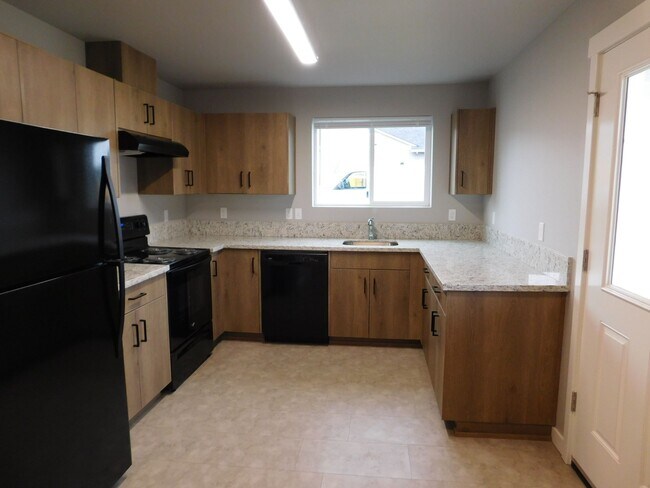 Building Photo - 2Bd/2Ba Lower Level Unit - Available Now!