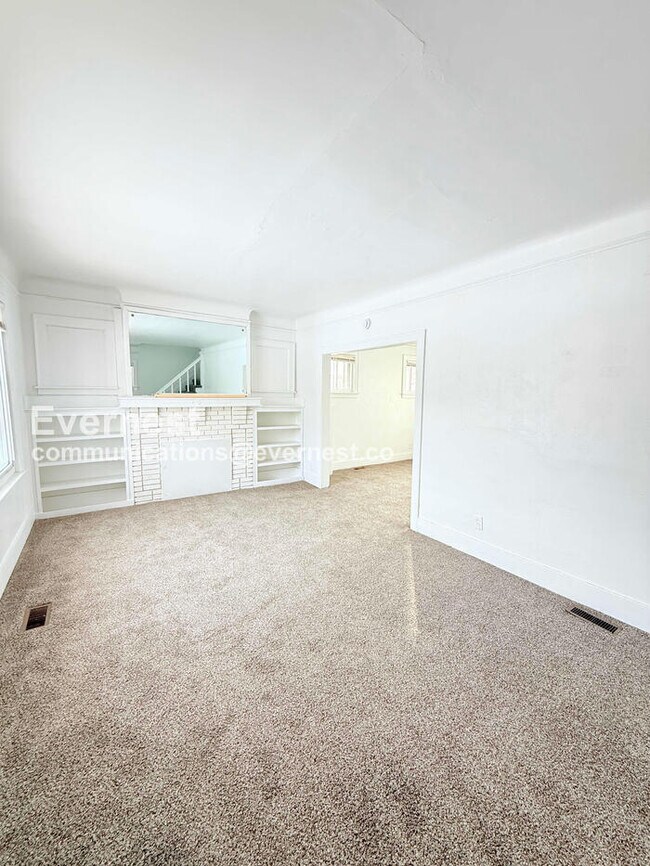 Building Photo - 14393 Strathmoor St