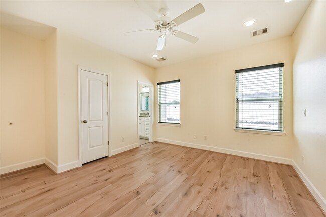 Building Photo - 242 Lenox St