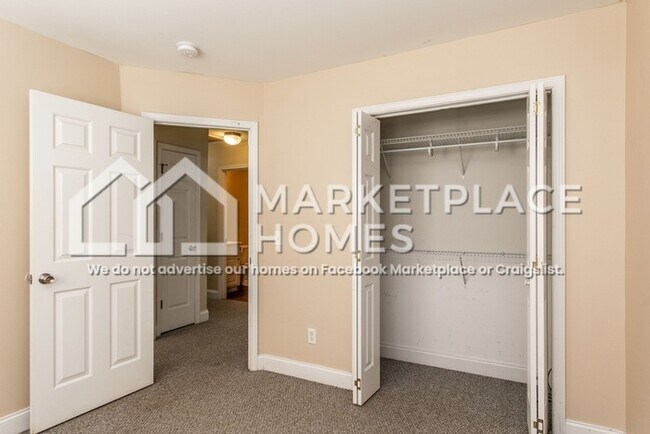 Building Photo - 10 Shoreham Ct