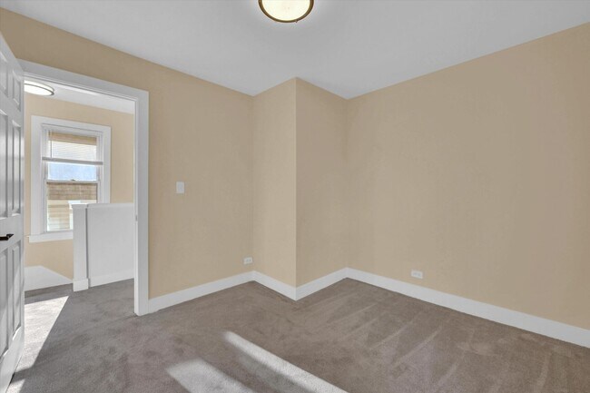Building Photo - 4170 W Cornelia Ave