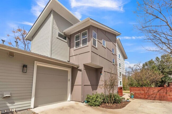Building Photo - 402 Irma Dr