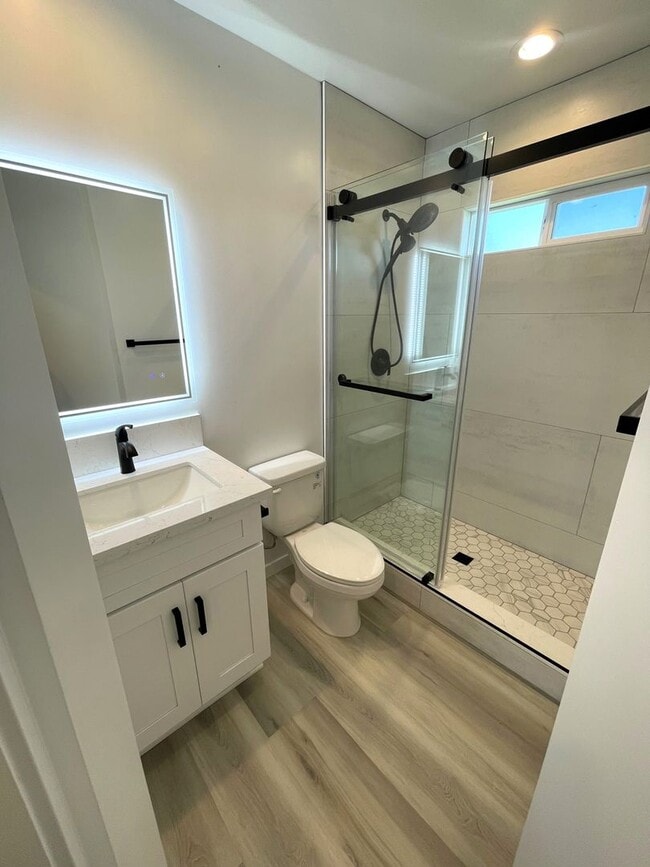 Building Photo - Remodeled Midtown Apartment- AC and Washer/Dryer!