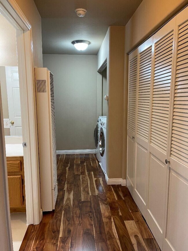 Building Photo - SPACIOUS 3BR/2.5BA EASTSIDE TOWNHOME FOR LEASE