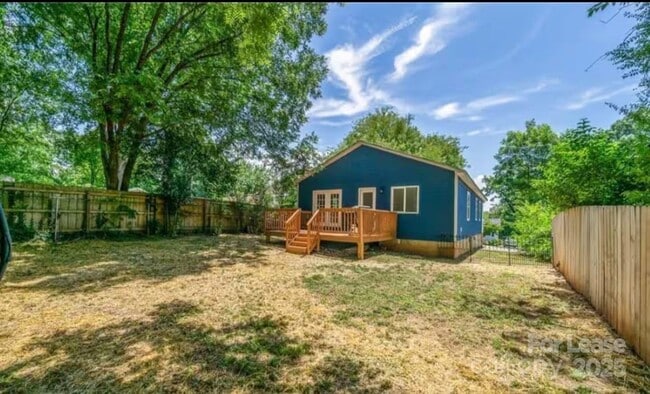 Building Photo - 817 E 17th St