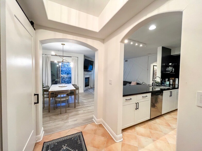 Building Photo - 5037 Rosewood Ave