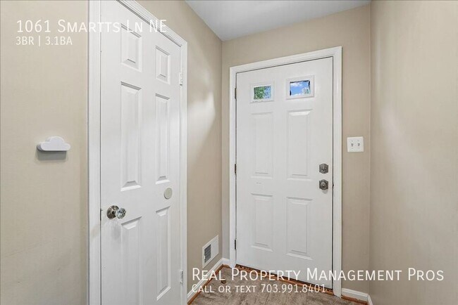 Building Photo - 1061 Smartts Ln NE