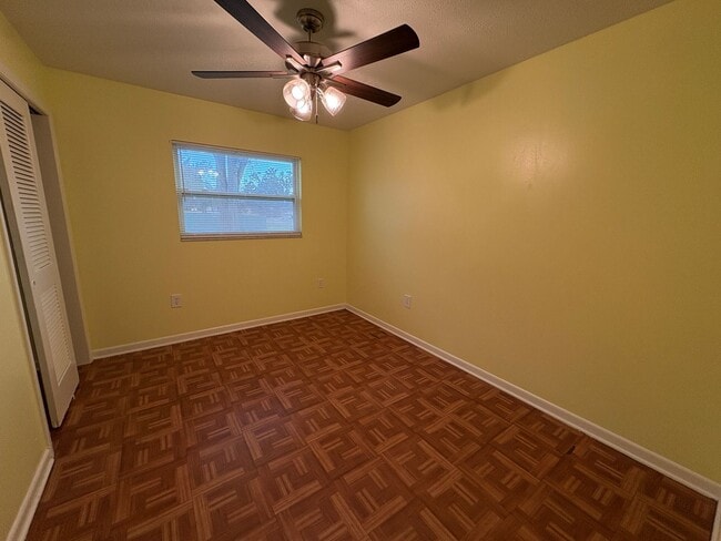 Building Photo - For Rent: 4-Bedroom Home in Lakeland