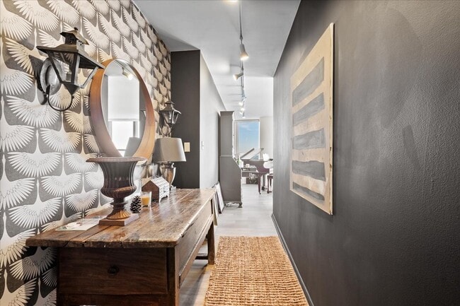 Building Photo - 5701 N Sheridan Rd