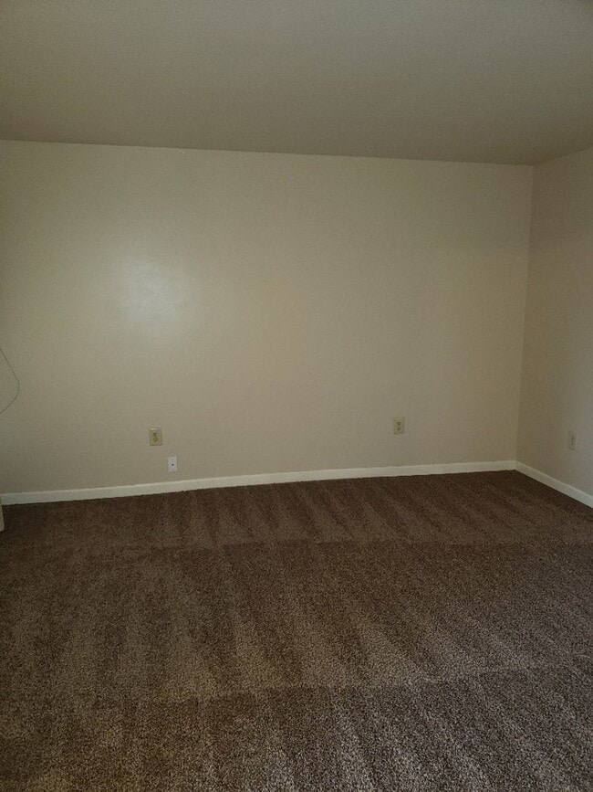 Building Photo - STATUS:RENTED-| R122 | $1795