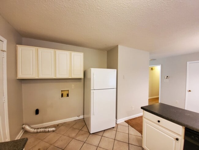 Building Photo - 3 Bedroom Home off WT Harris - in convenie...