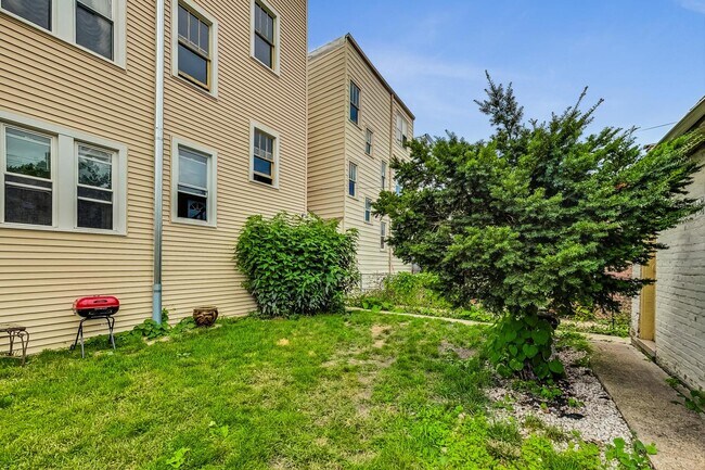 Building Photo - 5015 N Springfield Ave
