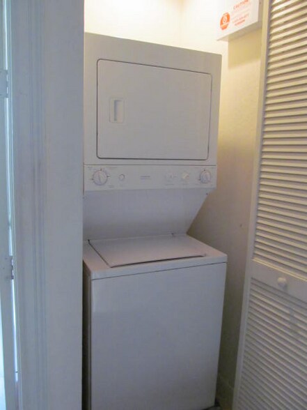 Building Photo - 883 Millbrae Ct