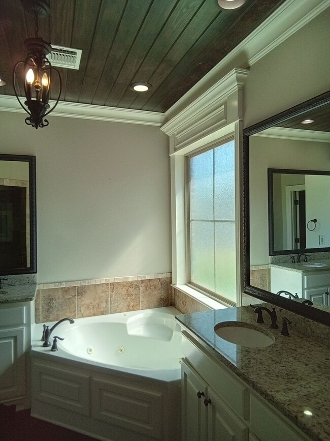 Building Photo - Benton Beauty