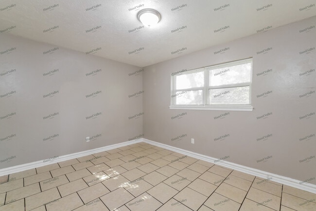 Building Photo - 2712 SE 50th St
