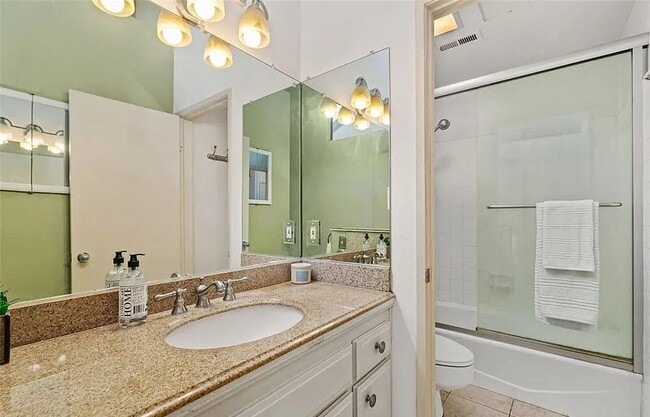 Building Photo - 2526 W MacArthur Blvd