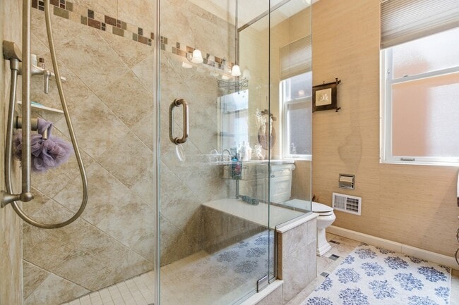 Building Photo - Stunning 5 Bedroom 2.5 Bathroom Home in Squirrel Hill