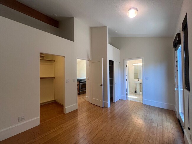 Building Photo - 2 Bedroom 2 bath Downtown Unit with $500 O...