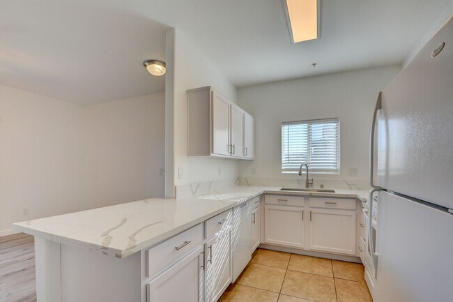 Building Photo - CLEAN, move in ready~GATED and super COMMUNITY!