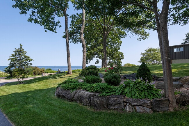 Building Photo - 2 Oak Knoll Rd