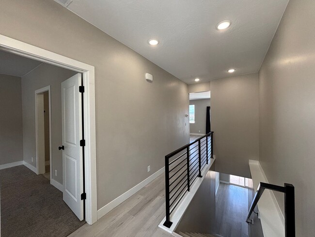 Building Photo - SPACIOUS HOME FOR RENT!