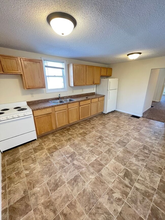 Building Photo - AVAILABLE JUNE 1st - 3 Bed, 1 bath House!