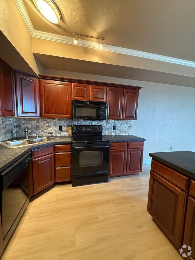 Building Photo - Spacious 1bd/1ba TOP FLOOR CONDO! Availabl...