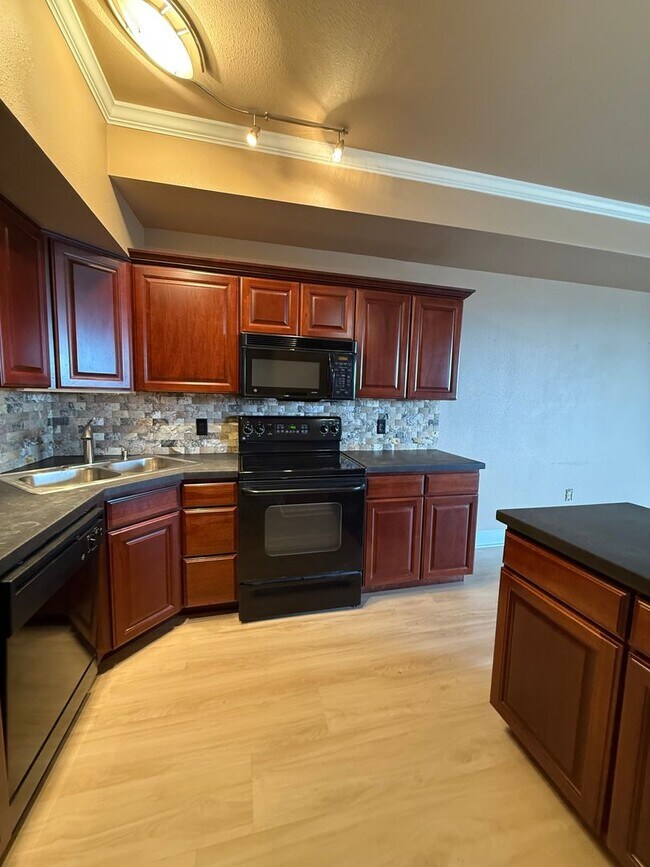 Primary Photo - Spacious 1bd/1ba TOP FLOOR CONDO! Availabl...