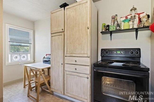 Building Photo - Top unit of Duplex