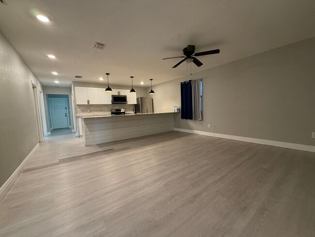 Building Photo - 3 bed/2 bath in St.Pete!