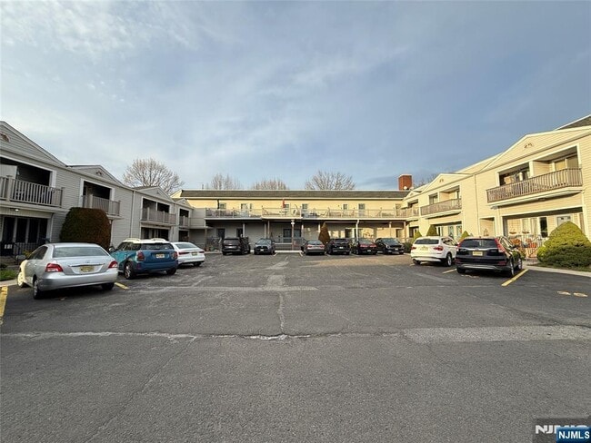 Building Photo - 42 Willow Wood Ct