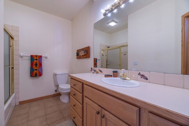 Building Photo - Attached garage! Beautiful views! Heart of...