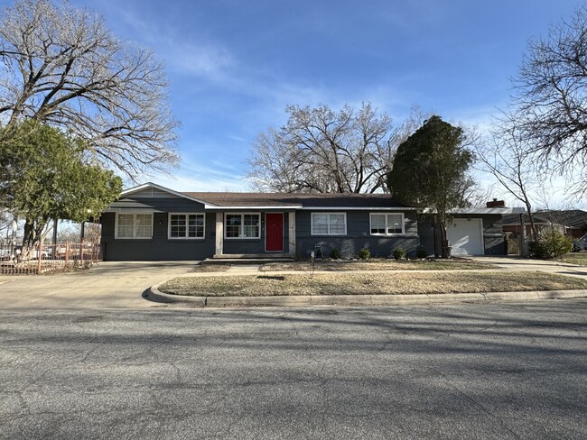 Building Photo - Beautiful 4-Bedroom Home with Fenced Yard ...